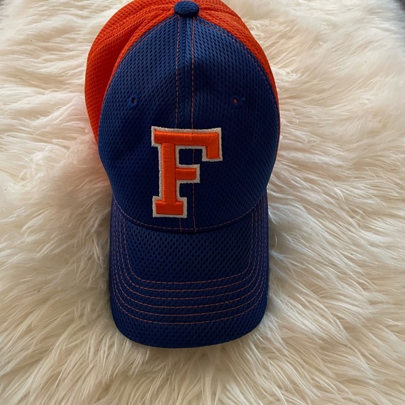 Florida Gators Blue Embroidered One Fit Ball Cap Hat Top Of The World TOW Chomp - Picture 1 of 4